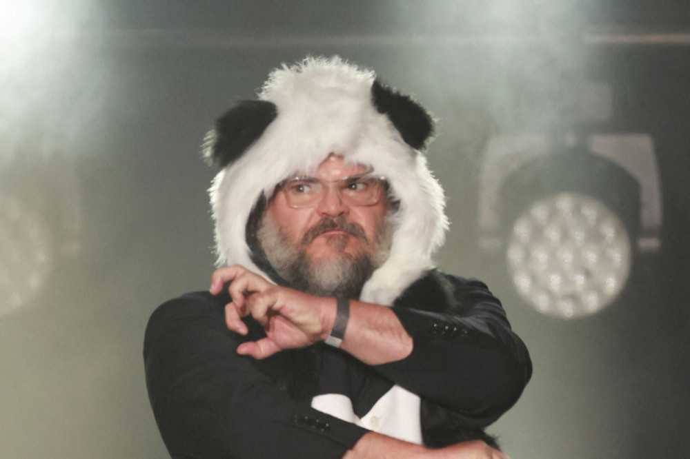 Jack Black dresses up as Kung Fu Panda to accept the MTV Comedic Genius Award