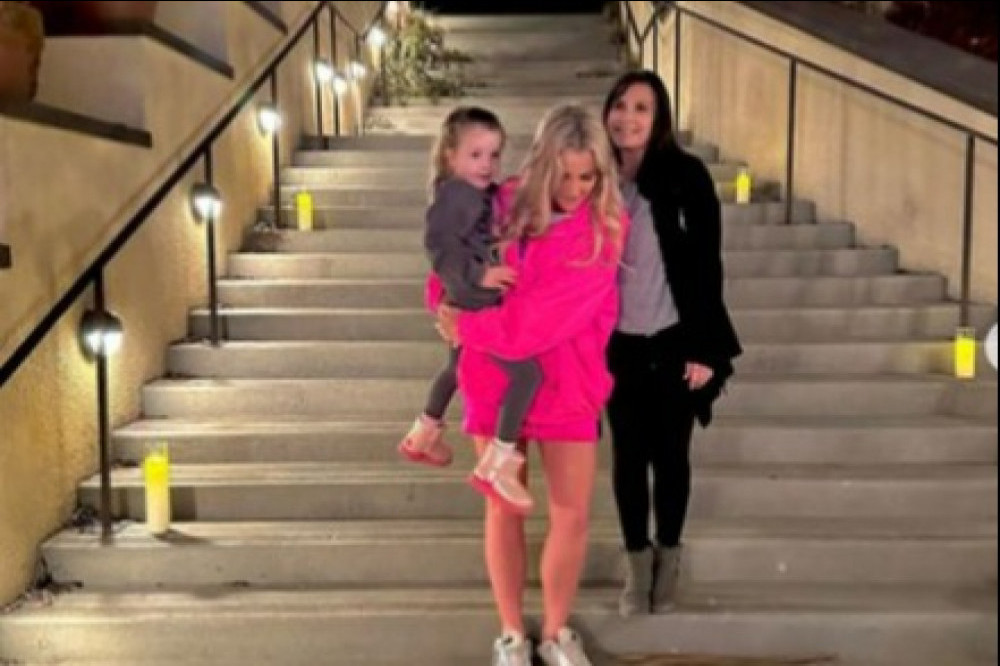 Jamie Lynn Spears on the set of 'Zoey 102' with her daughter Maddie and mother Lynne (C) Jamie Lynn Spears/Instagram