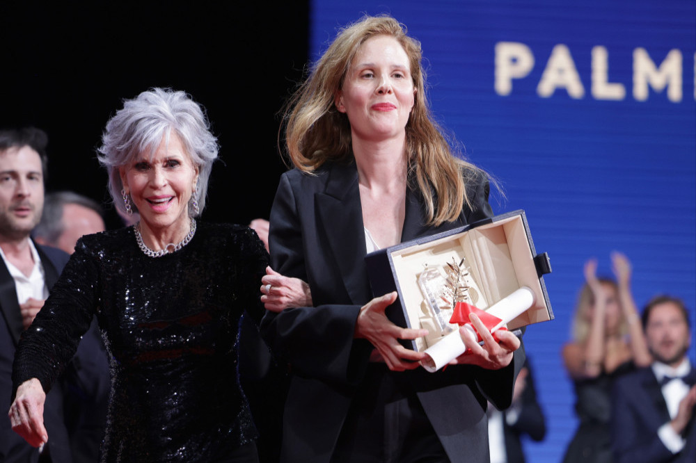 Jane Fonda cheekily chucked an award at director Justine Triet’s back during the 2023 Cannes Film Festival