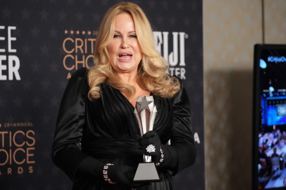 Jennifer Coolidge calls police after a man reportedly tried to get into her home