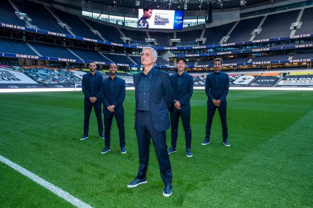 Jose Mourinho and the Spurs players 