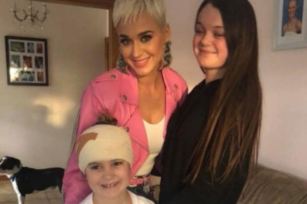 Katy Perry, Grace and Tiana Moores (c) Instagram