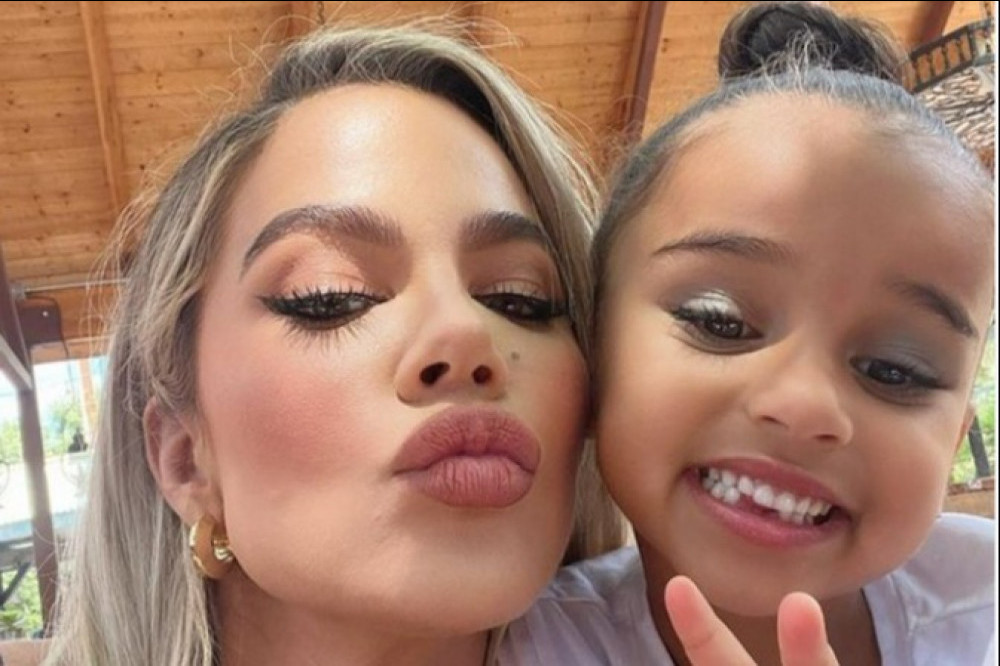 Khloe Kardashian and her niece Dream Kardashian wish peace and love to their followers  (C) Khloe Kardashian/Instagram