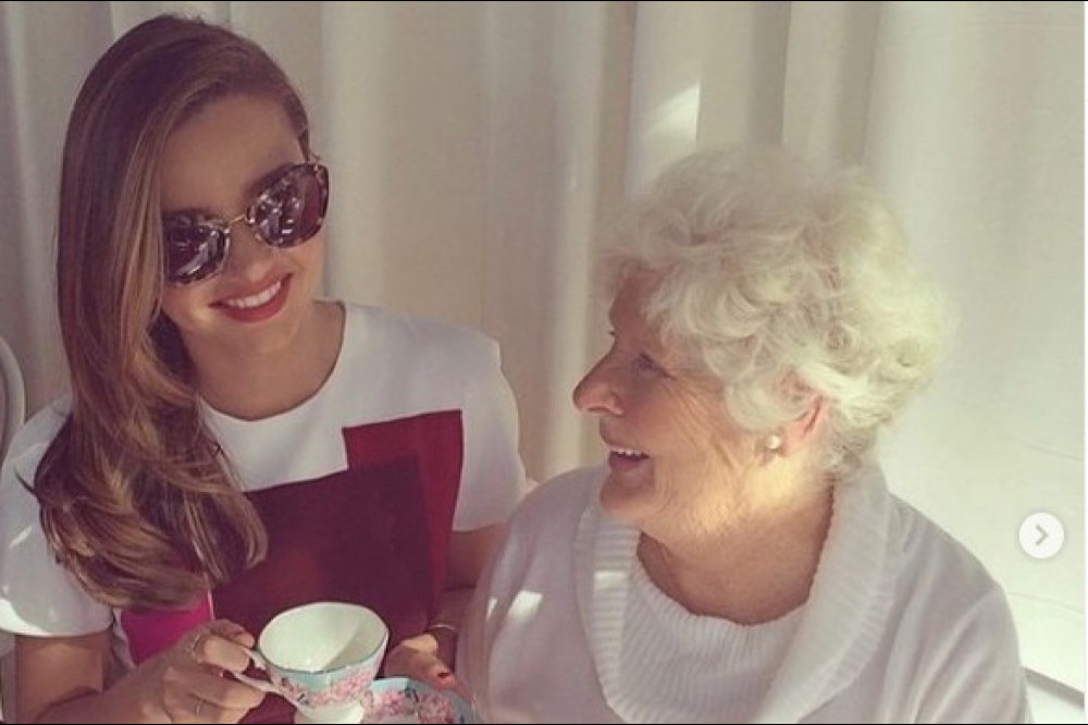 Miranda Kerr and her grandmother (c) Instagram