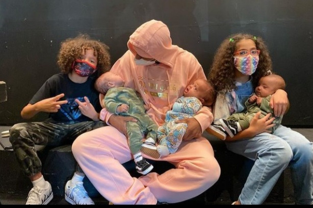 Nick Cannon and his children (c) Instagram