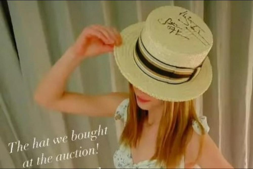 Nicole Kidman buys Hugh Jackman's hat for $100k (C)  Nicole Kidman/Instagram