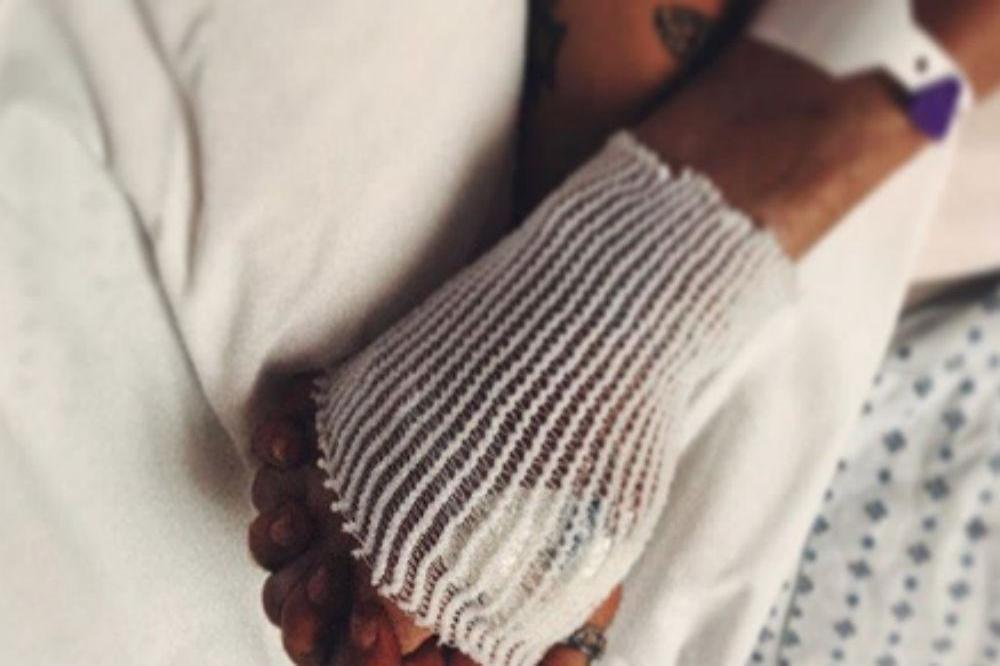 Paris Jackson holding Joe Jackson's hand (c) Instagram