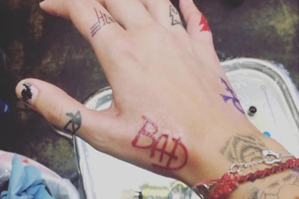 Paris Jackson's hand (c) Instagram