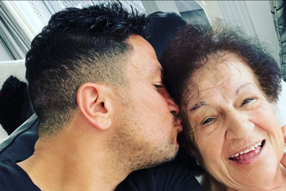 Peter Andre and his mother Thea (c) Instagram