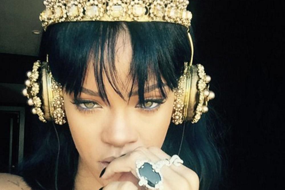 Rihanna's 'listening to Anti' Twitter post