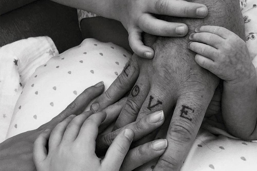 Robbie Williams, Ayda Field and their three children (c) Instagram