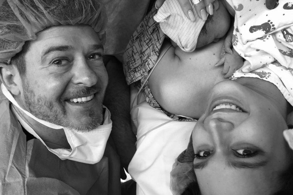 Robin Thicke, April Love Geary and their newborn baby (c) Instagram