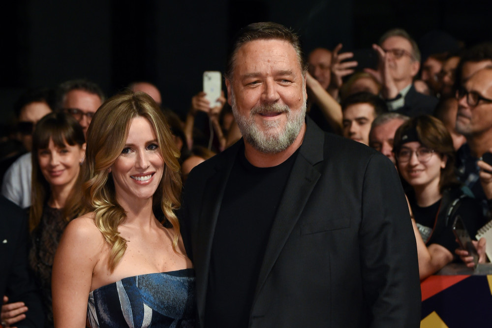 Russell Crowe is not married to Britney Theriot