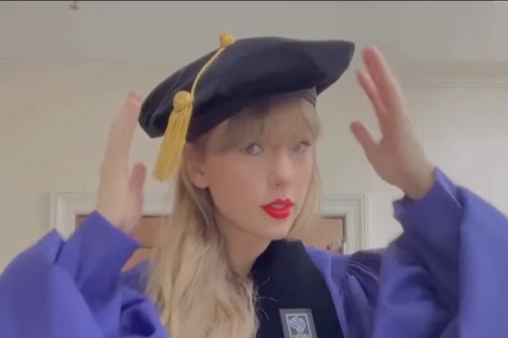 Taylor Swift at graduation (c) Instagram