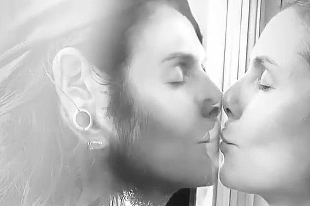 Tom Kaulitz and Heidi Klum kiss through glass (c) Instagram 