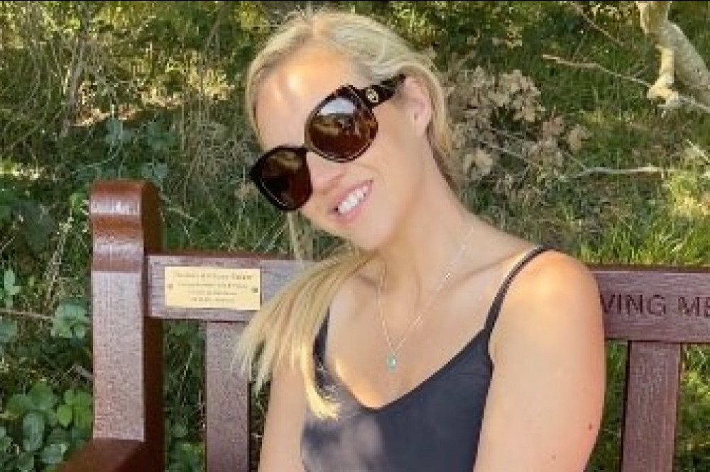 Tom Parker's widow Kelsey has added a plaque to a memorial bench in his honour.