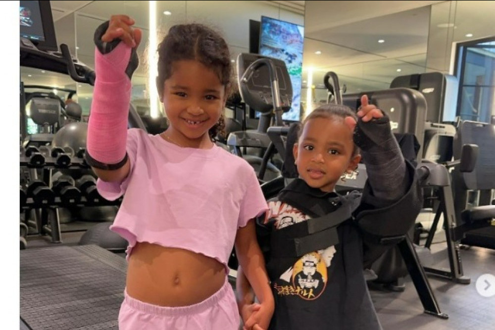 True Thompson and Psalm West have both injured their arms (c) Instagram