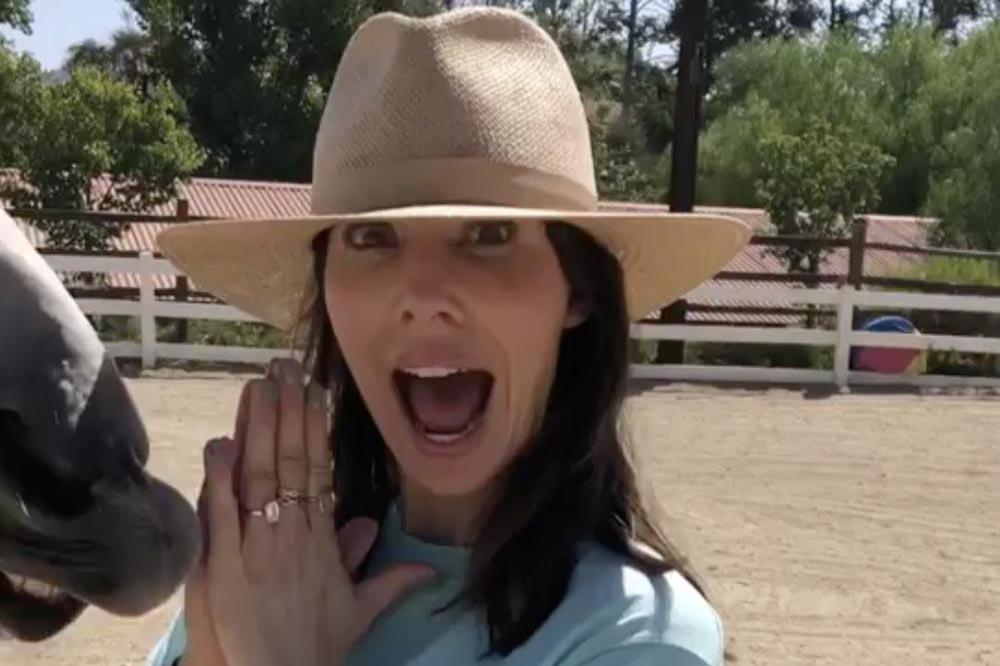 Whitney Cummings gets engaged (c) Instagram 
