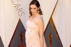 Emily Blunt Forgets That She's Pregnant