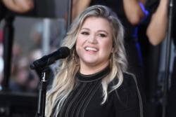 Kelly Clarkson says finding love as a celebrity is harder