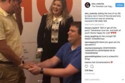 Kelly Clarkson helps couple get engaged