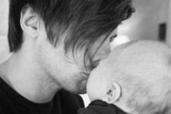 Louis Tomlinson kisses Freddie in family picture