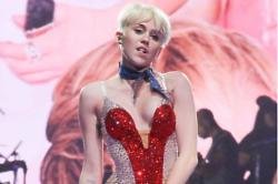 Miley Cyrus' giant tongue injures crew worker