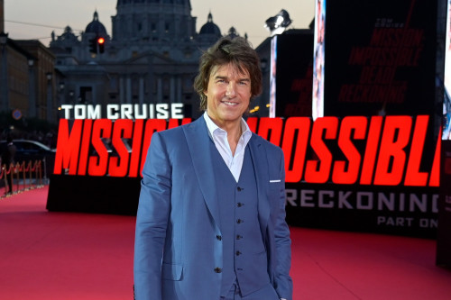 Women prefer smiling men like Tom Cruise