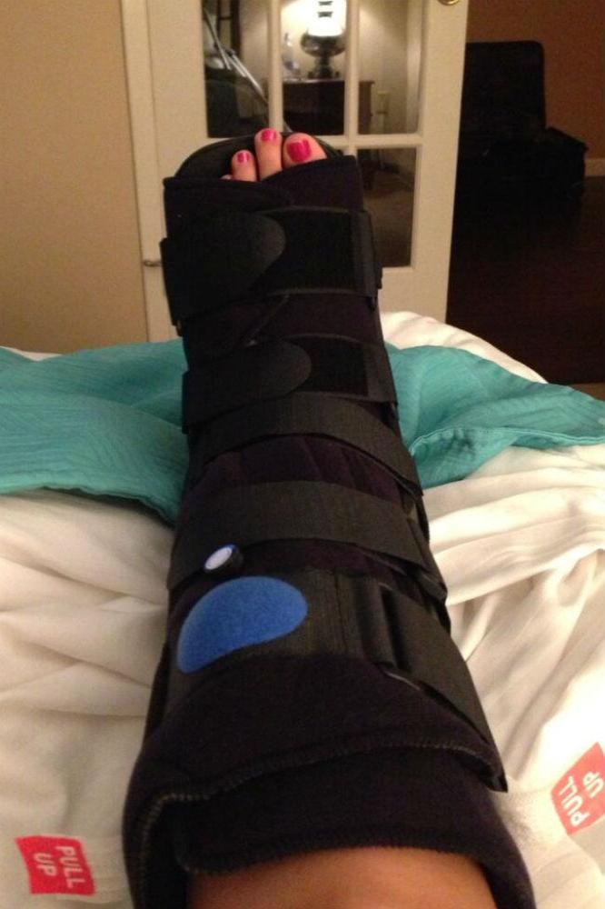 Carrie Underwood Sprains Foot