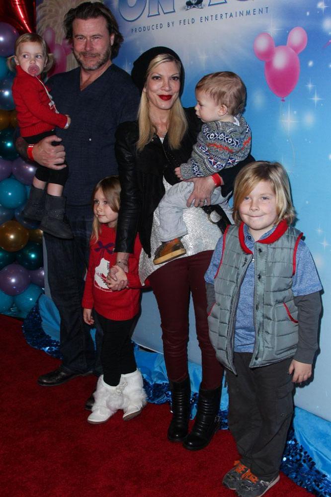 Dean McDermott and Tori Spelling with their kids