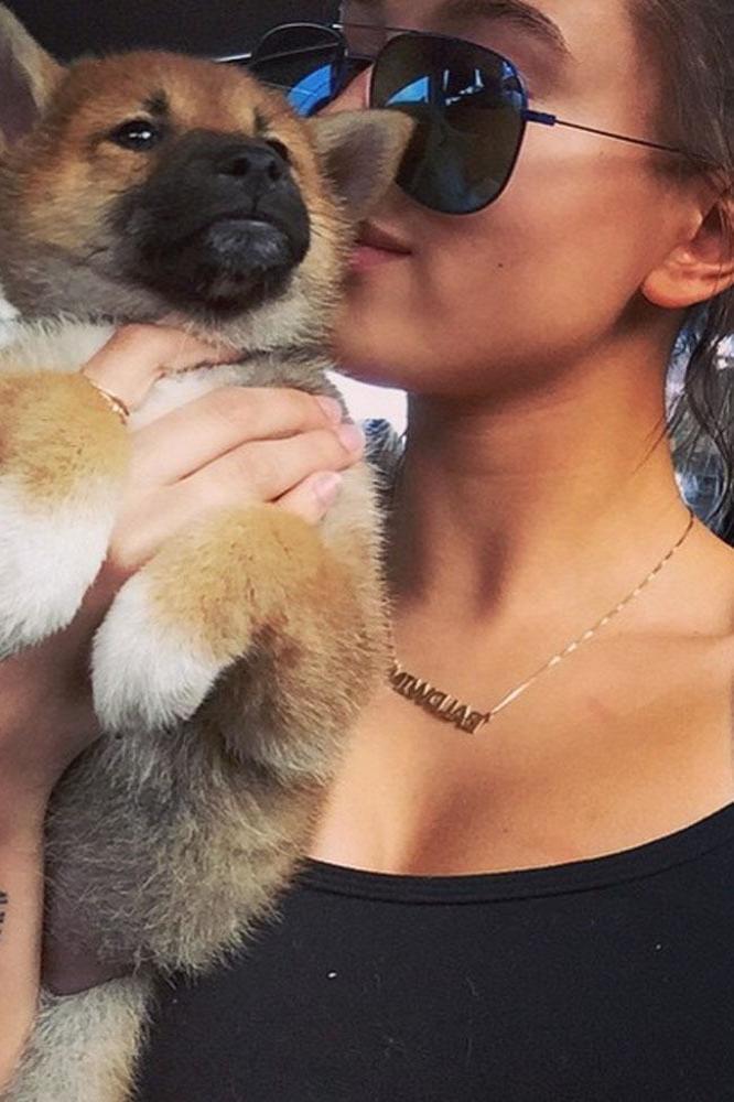 Hailey Baldwin and her parents' new dog (c) Instagram