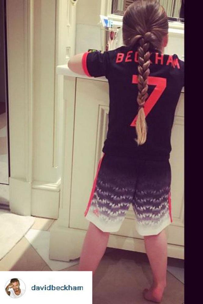 Harper Beckham brushing her teeth (c) Instagram/ David Beckham