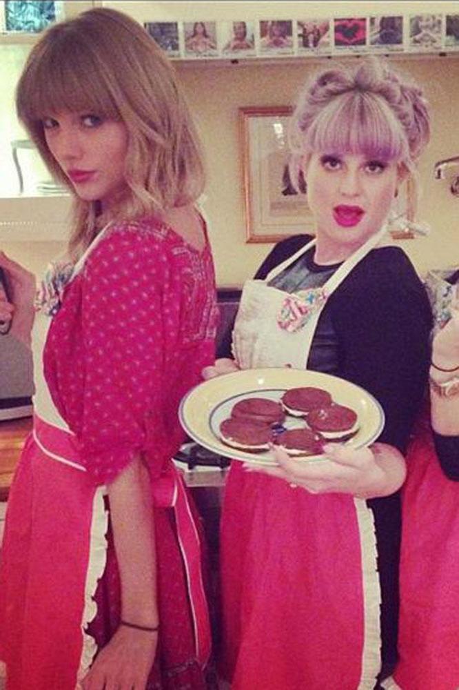 (L-R) Taylor Swift, Kelly Osbourne and Claire Kislinger baking