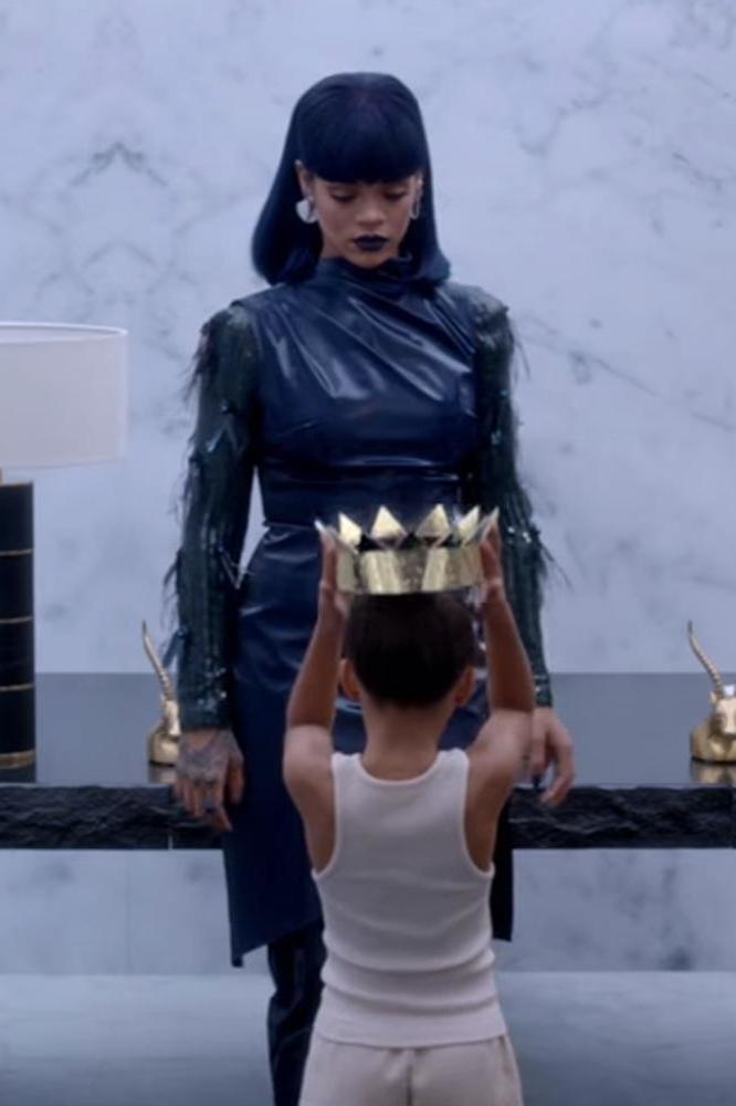 Rihanna in ANTIdiaRy clip