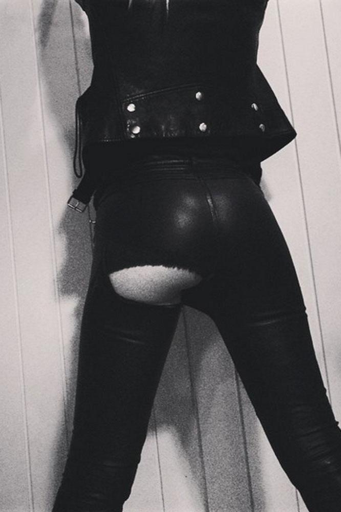 Rumer Willis in her ripped pants (c) Instagram