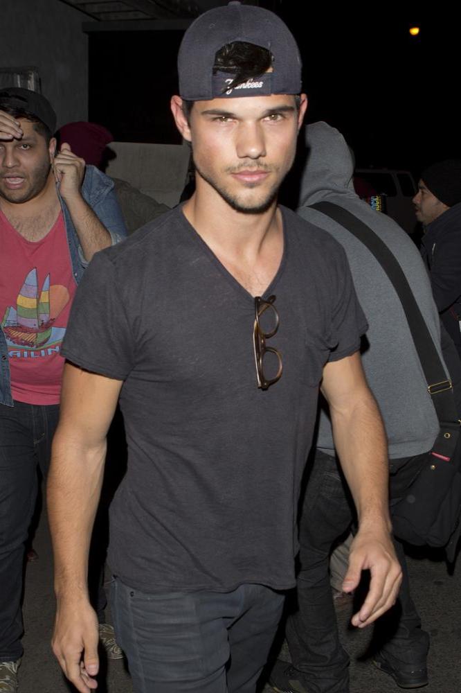 Taylor Lautner Gay Porn - Taylor Lautner to Play Dirk Diggler in Boogie Nights Live-Read