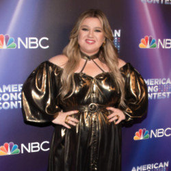 Kelly Clarkson has joked with her fans in Las Vegas