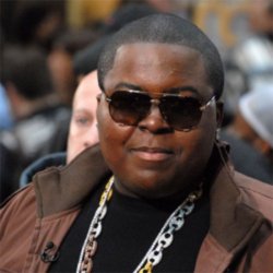 Sean Kingston wants to sign autographs