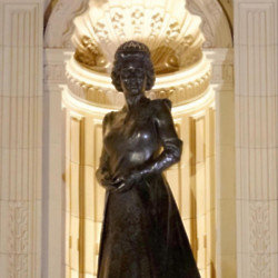 A new statue of Queen Elizabeth has been unveiled