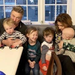 Alec and Hilaria Baldwin and their children (c) Instagram 