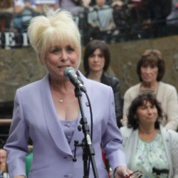 Barbara Windsor helps unveil Amy Winehouse statue
