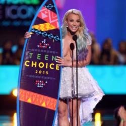 Britney Spears accepts her Style Icon surfboard at the Teen Choice Awards
