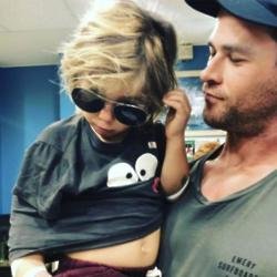 Chris Hemsworth's twin son and himself at hospital (c) Instagram 