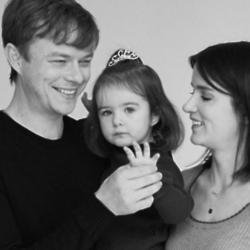Dane DeHaan, his wife Anna and daughter Bowie
