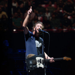 Eddie Vedder paid tribute to Taylor Hawkins during the show