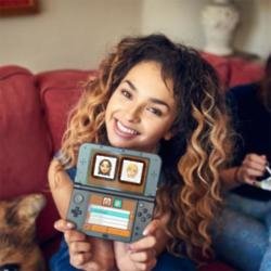 Ella Eyre with her Nintendo 3DS