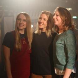 Ellie Goulding with superfans Martha and Lucy for MasterCard's Priceless Surprises campaign (c) David Parry