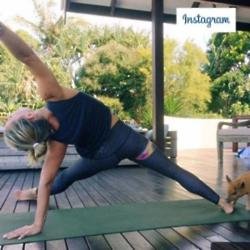 Elsa Pataky doing yoga with pet pig Tina (c) Instagram