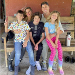Gisele Bundchen, Tom Brady and their kids (C) Instagram
