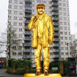 Gold's Del Boy statue 